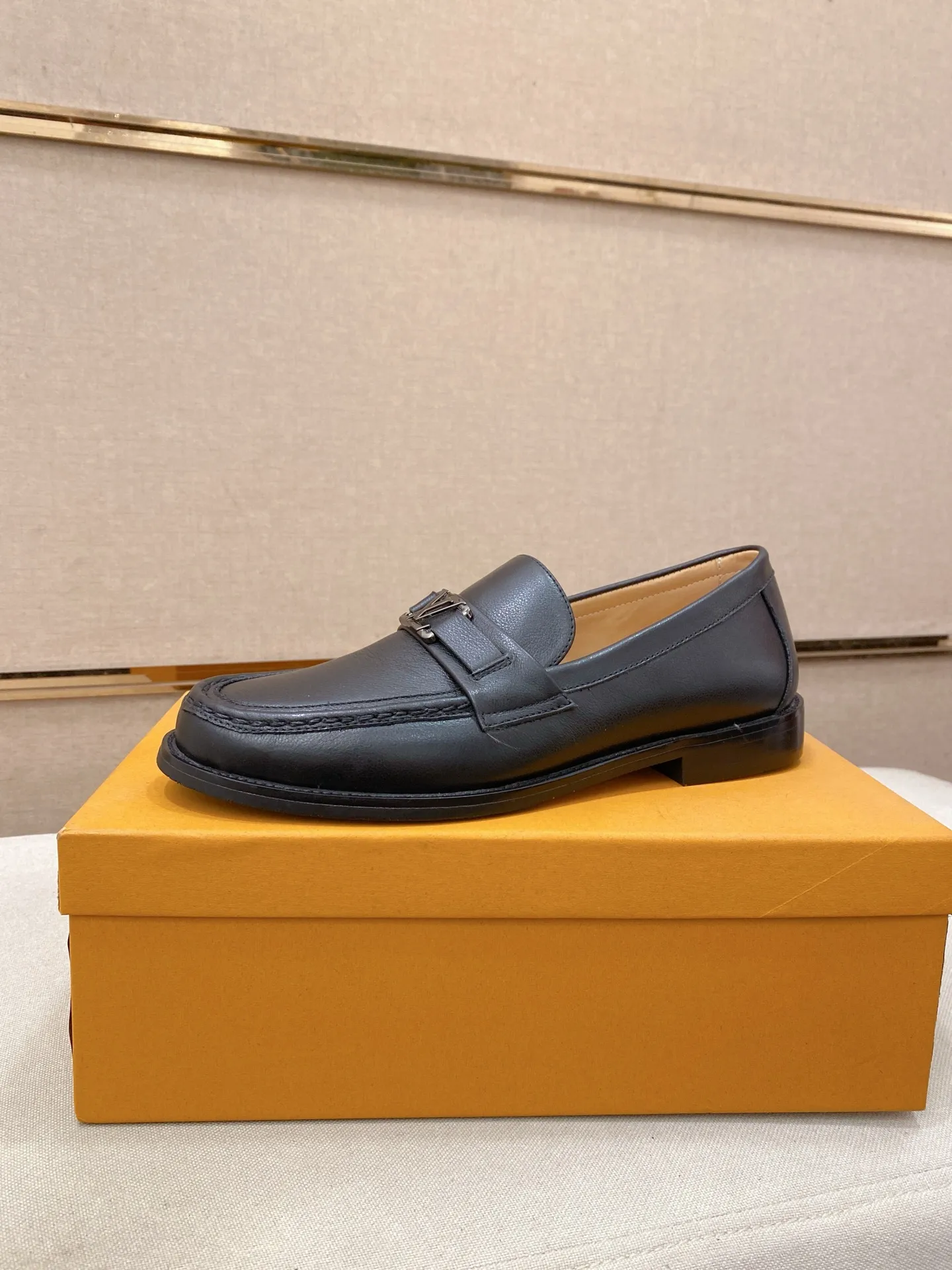 Men's shoes 💰 500💰⚡️New models available⚡️Louis Vuitton (Louis Vuitton/LV) casual, business formal wear! Made with pure Italian craftsmanship, the upper is made of first-layer cowhide, which is full of texture! The lining is cowhide and the original rubber leather shoe outsole. The style is atmospheric and comfortable! Positive code 38-44